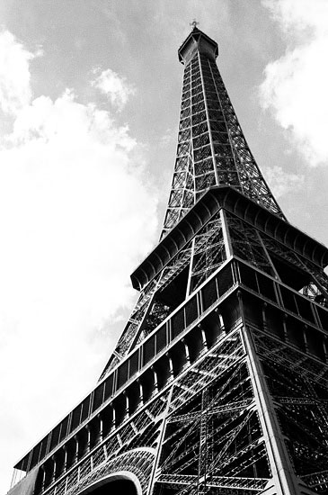 bw eiffel tower